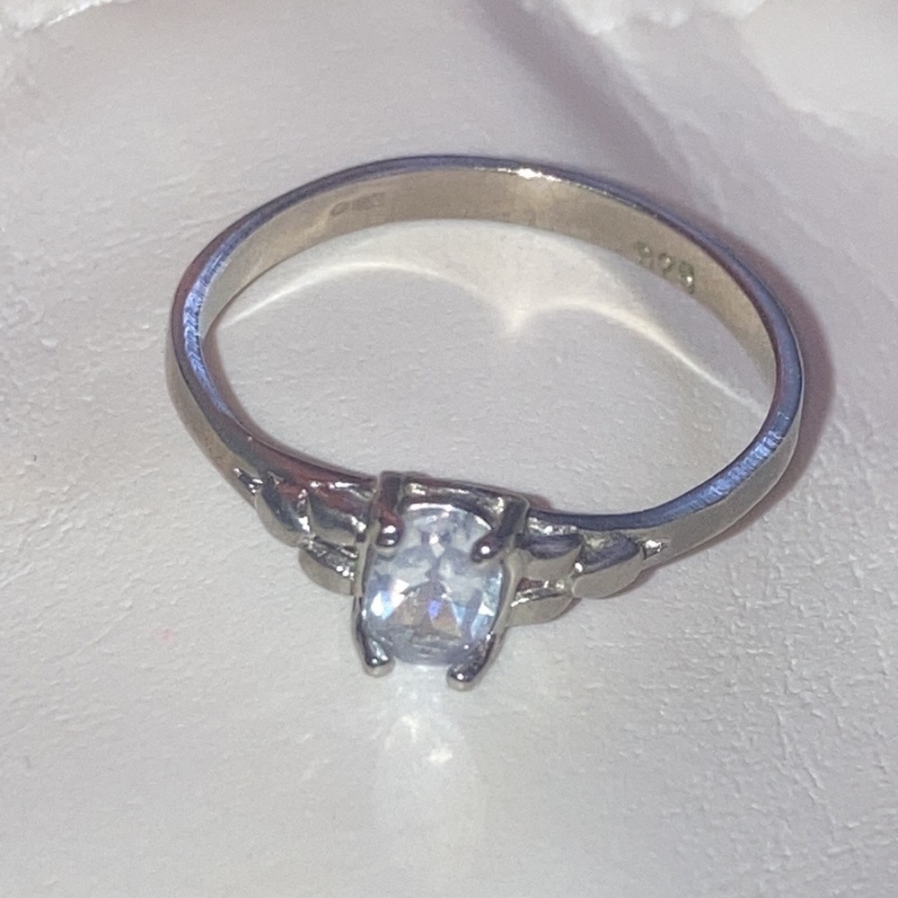 Women’s Silver 925 Purple Rhinestone Ring Size 6
Pre Owned